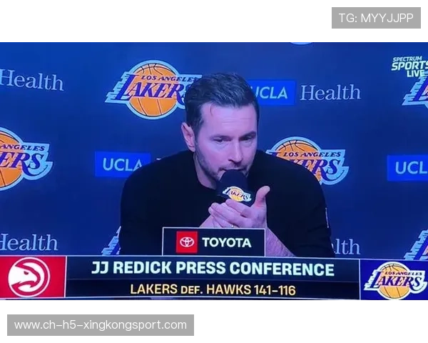 雷迪克三词铸传奇：湖人在逆境中击败开拓者