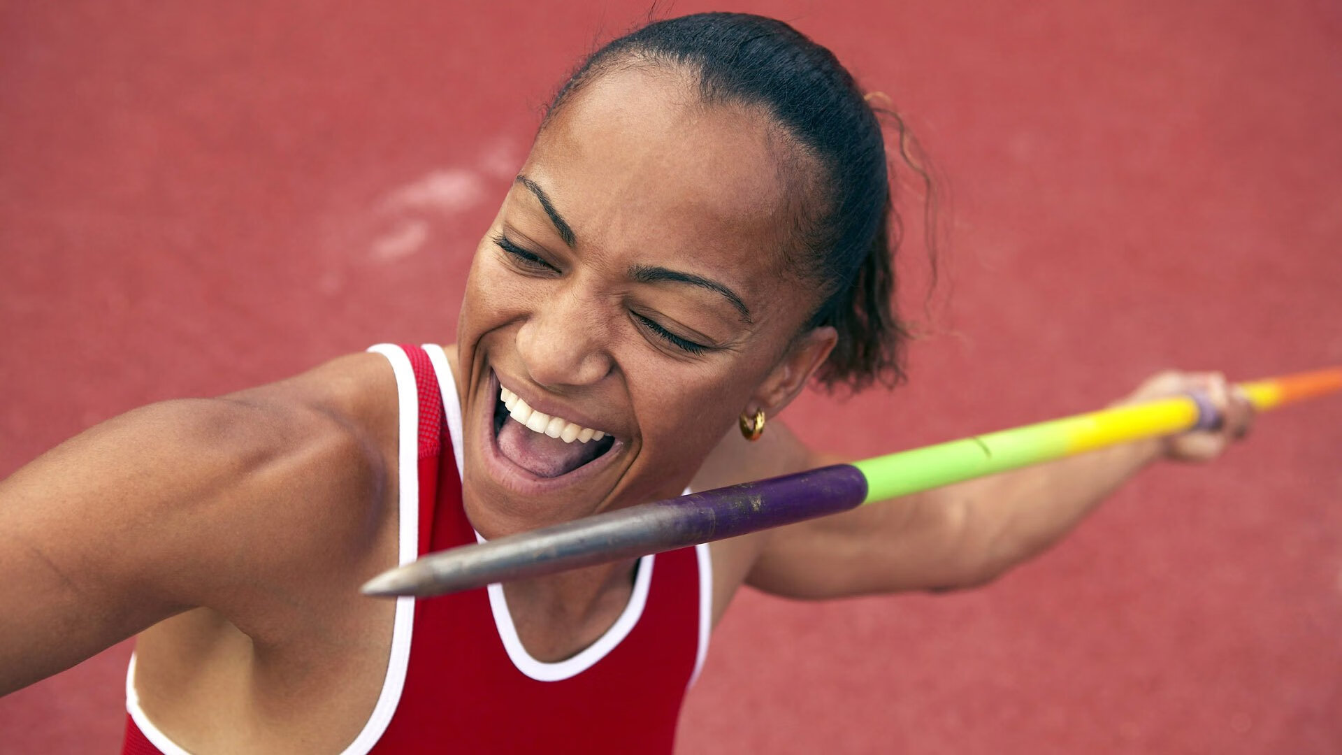 “高新体育中心健力赛:冠军之争白热化,选手拼尽全力”