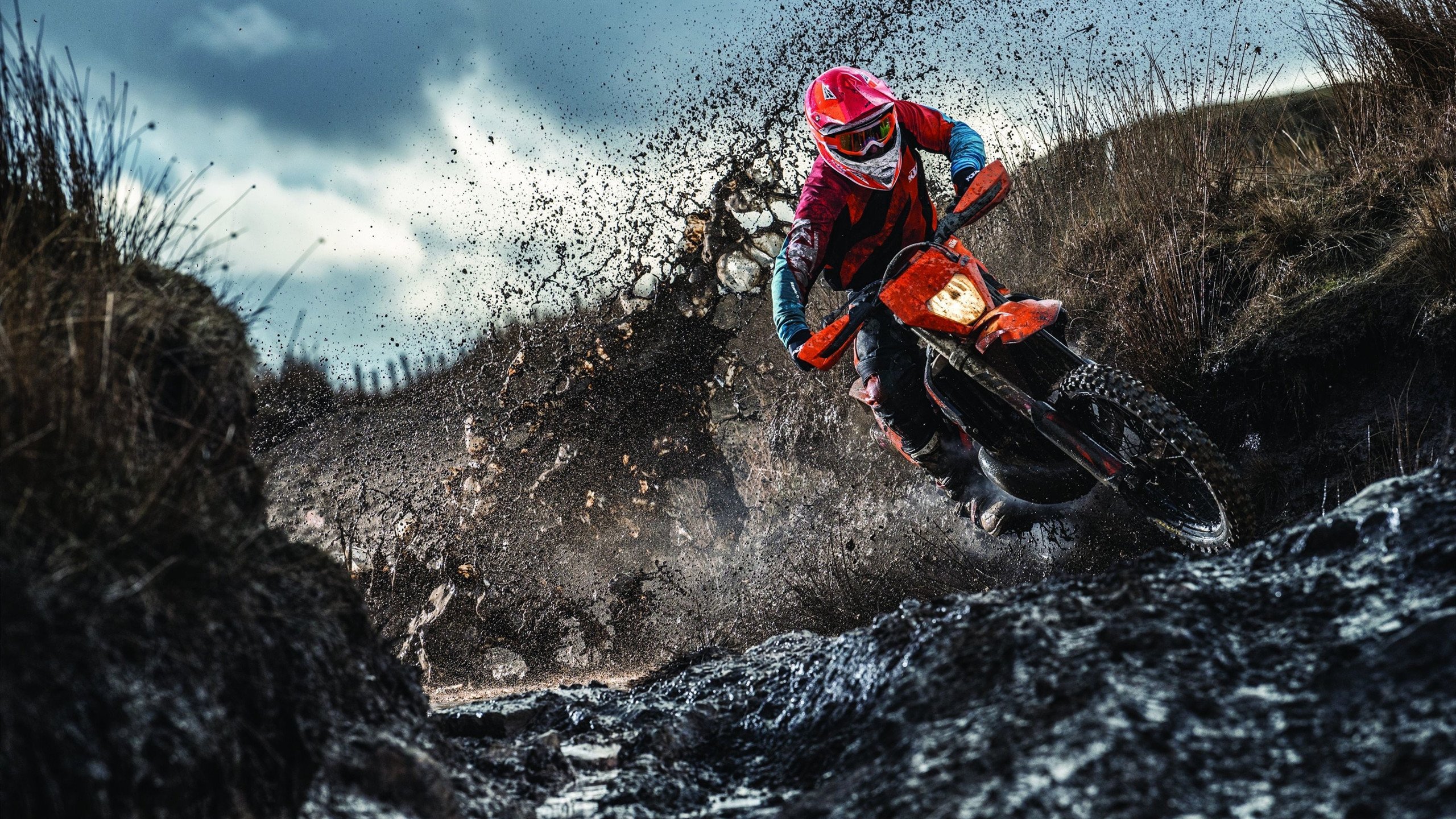 中前场联动压迫制造三角围抢